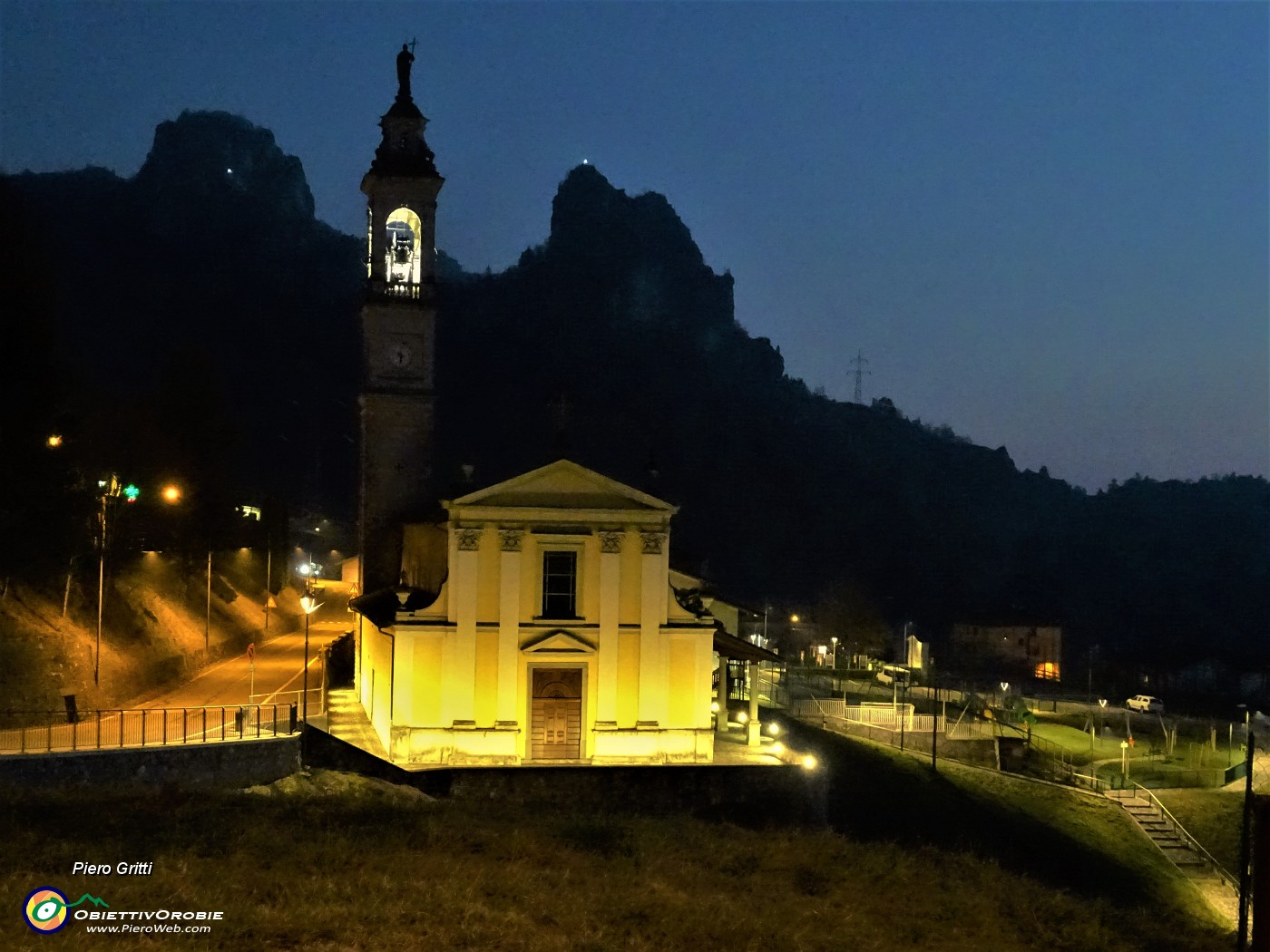 76 Anche sulle Corne Maria e Pedezzina si accendono le luci !.JPG
